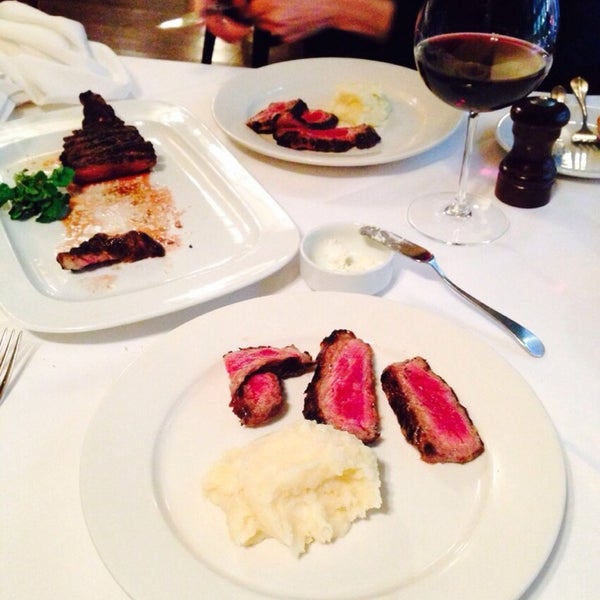 รูปภาพถ่ายที่ Desmond&#39;s Steakhouse โดย Катерина М. เมื่อ 11/27/2014