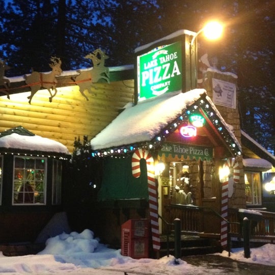 Foto tirada no(a) Lake Tahoe Pizza Company por Pamela M. em 12/16/2012