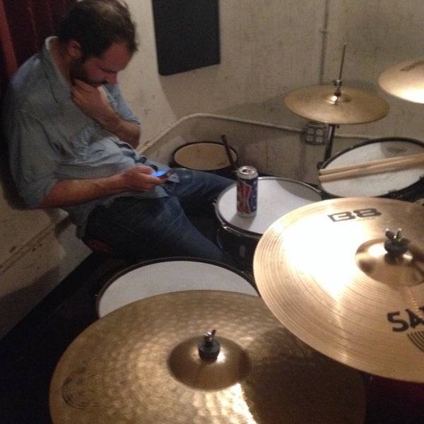 Das Foto wurde bei The Sweatshop Rehearsal &amp; Recording Studios von Ara A. am 7/4/2014 aufgenommen