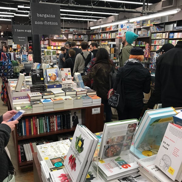 Photo taken at Brookline Booksmith by Robert T. on 5/2/2017