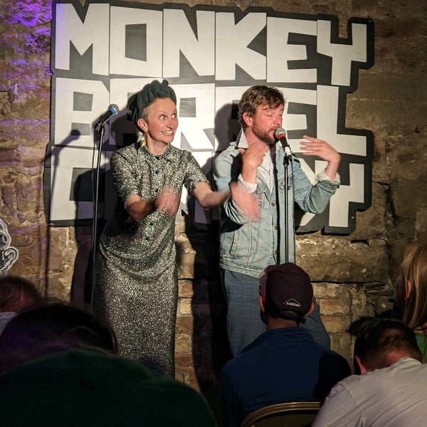 Foto diambil di Monkey Barrel Comedy oleh Dave N. pada 8/8/2022