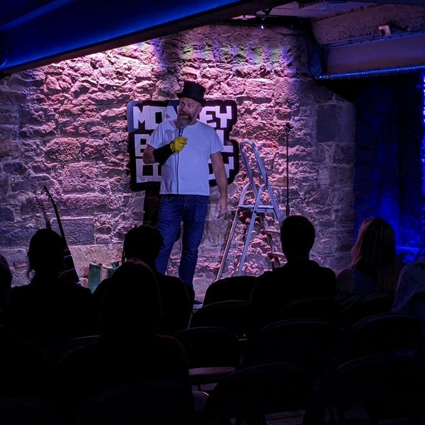 Photo taken at Monkey Barrel Comedy by Dave N. on 8/3/2022