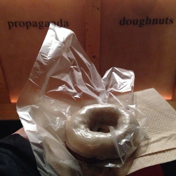 Foto scattata a Propaganda Doughnuts da Claire J. il 1/4/2014