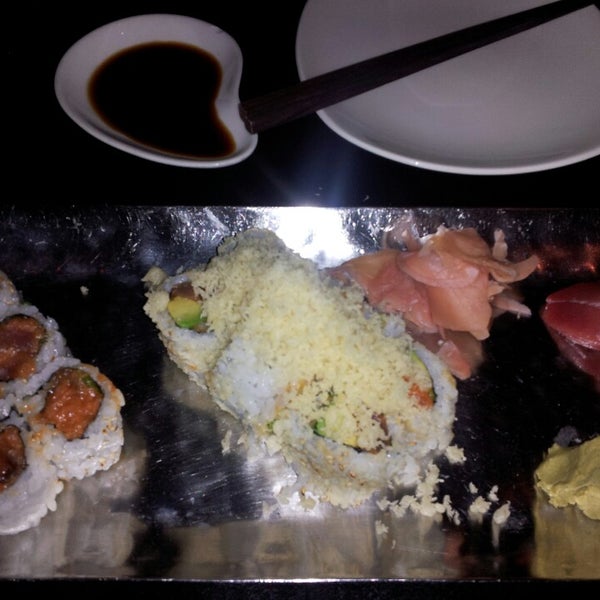 Foto diambil di South Coast Sushi oleh kris k. pada 8/1/2013