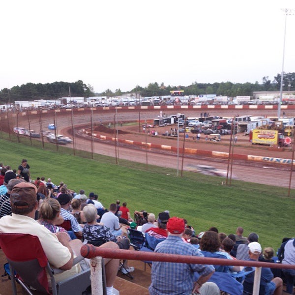 Foto tomada en Dixie Speedway Home of the Champions  por Jamie B. el 8/25/2013