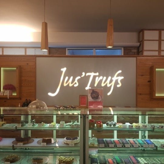Снимок сделан в Jus&#39;Trufs Chocolate Shop and Cafe - Jakkur пользователем ಅBee G. 1/2/2023