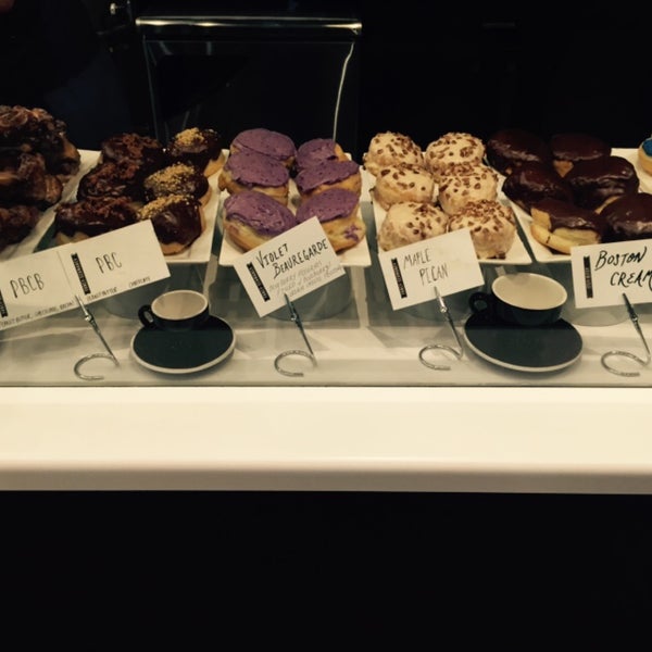 6/28/2015에 Steve D.님이 Holey Moley Coffee + Doughnuts에서 찍은 사진