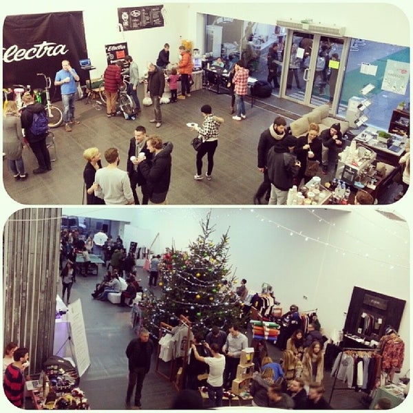 12/22/2013 tarihinde Drif D.ziyaretçi tarafından don&#39;t Take Fake Christmas Sale'de çekilen fotoğraf