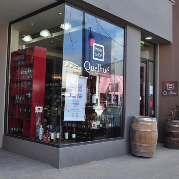 รูปภาพถ่ายที่ Quelhue Wine Shop โดย Juan Pablo O. เมื่อ 8/30/2022