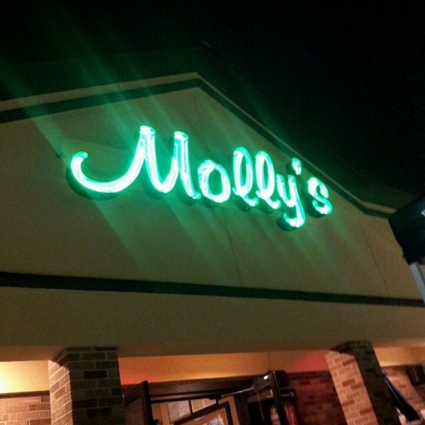Photo prise au Molly&#39;s Eatery &amp; Drinkery par Lhee &. le5/10/2013