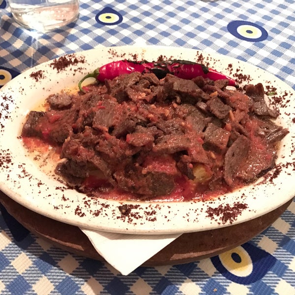 Das Foto wurde bei Anatolia Restaurant von Sam S. am 10/9/2016 aufgenommen