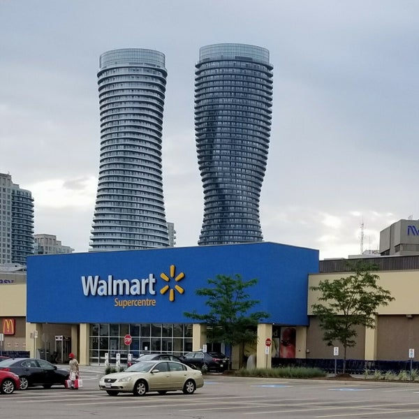 Foto tirada no(a) Walmart Supercentre por Sam S. em 7/23/2017