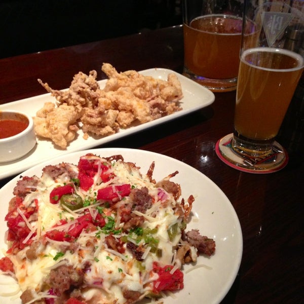Photo taken at BJ&#39;s Restaurant &amp; Brewhouse by ᴡ T. on 4/5/2013