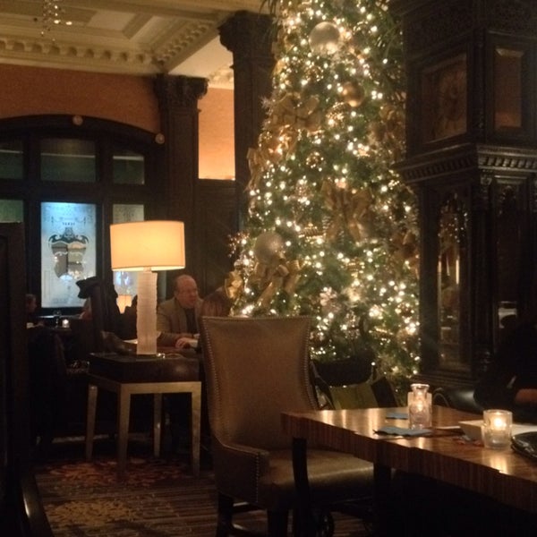 12/13/2013 tarihinde Jason M.ziyaretçi tarafından The Round Table Restaurant, at The Algonquin'de çekilen fotoğraf