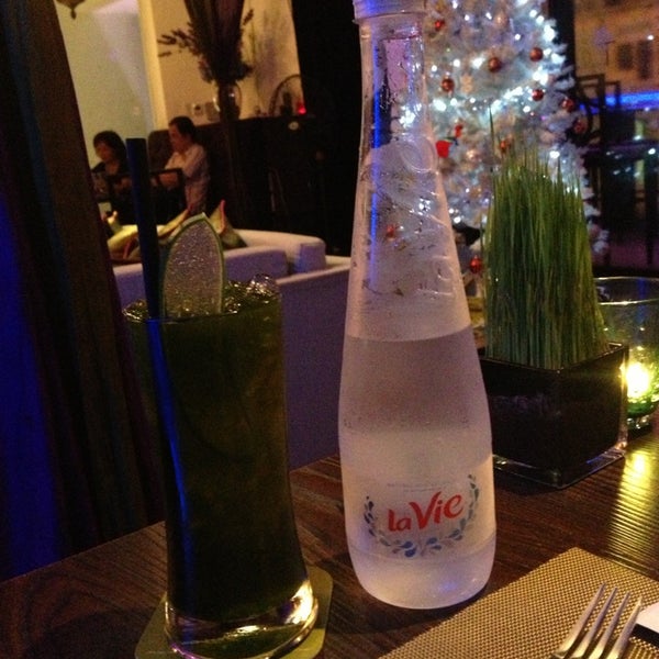 Photo taken at Koh Thai Restaurant &amp; Lounge by Cổ T. on 12/19/2013