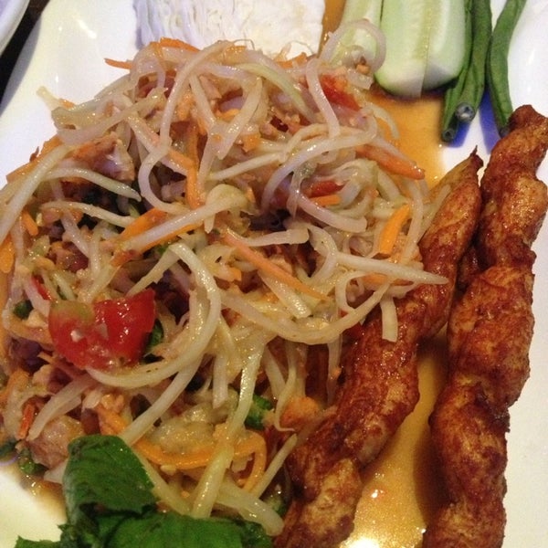 12/19/2013 tarihinde Cổ T.ziyaretçi tarafından Koh Thai Restaurant &amp; Lounge'de çekilen fotoğraf