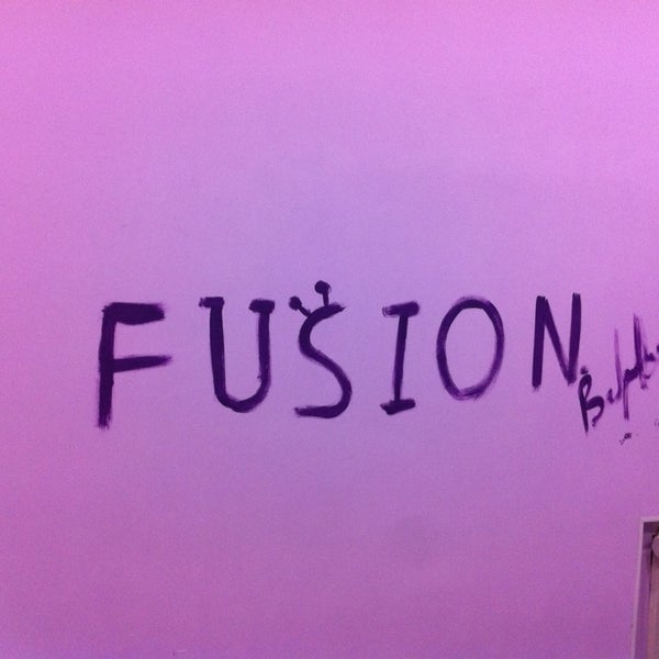 Das Foto wurde bei Fusion Lounge von Ivan👣 V. am 3/14/2014 aufgenommen