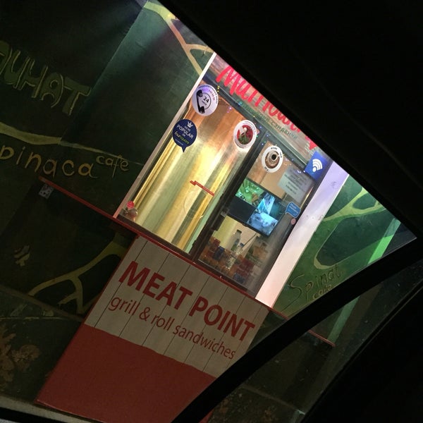 Foto scattata a Meat Point Grill &amp; Roll da Salamis il 4/24/2016