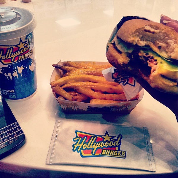 Das Foto wurde bei Hollywood Burger هوليوود برجر von Amal A. am 6/25/2013 aufgenommen