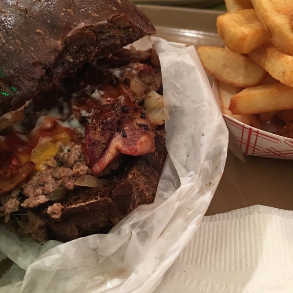 Foto scattata a Krazy Jim&#39;s Blimpy Burger da Nathan D. il 12/14/2015
