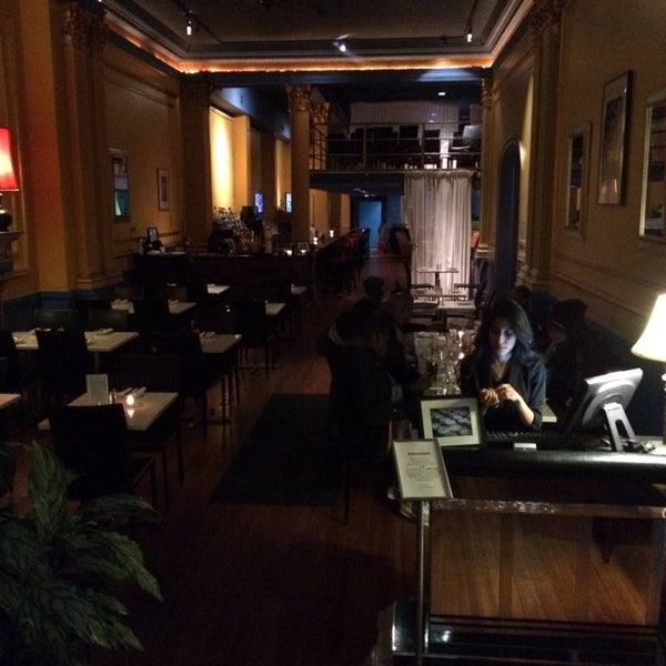 Foto scattata a Creme Restaurant and Lounge da Terry D. il 11/30/2013