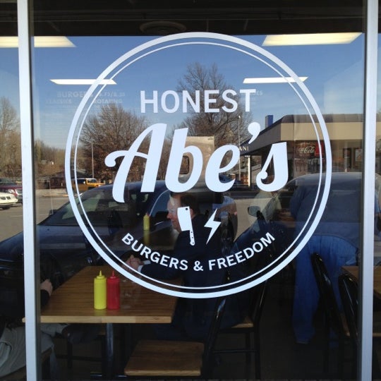 รูปภาพถ่ายที่ Honest Abe&#39;s Burgers &amp; Freedom โดย Bruce B. เมื่อ 11/28/2012