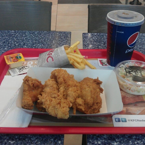 Photo taken at KFC by ᴡ J. on 10/13/2013