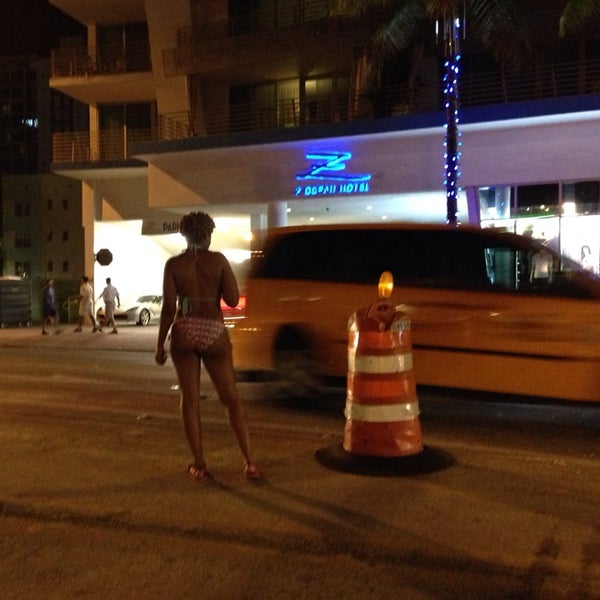 Foto tirada no(a) El Paseo Hotel Miami Beach por Elena S. em 7/13/2014