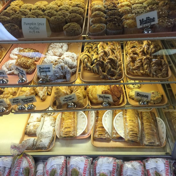 Das Foto wurde bei Heidelberg Pastry Shoppe von Sterling M. am 12/3/2015 aufgenommen