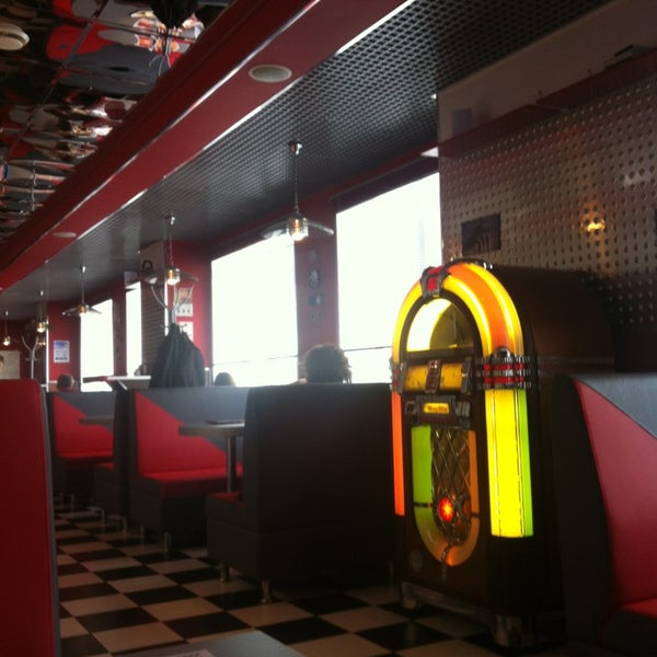 4/1/2013 tarihinde Марина Н.ziyaretçi tarafından Diner &amp; Burger Bar'de çekilen fotoğraf