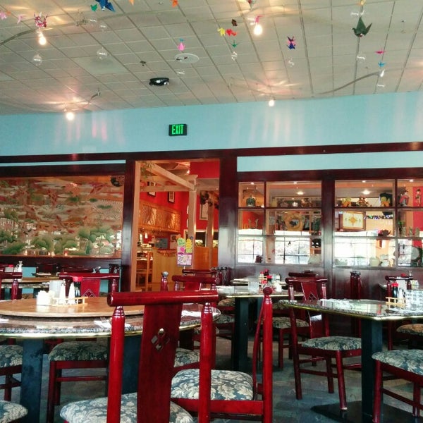 Foto diambil di Eastland Sushi &amp; Asian Cuisine oleh Kelsey P. pada 4/21/2014