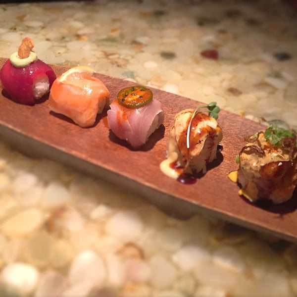 Foto tomada en Lucky Foo&#39;s Sushi Cocktails &amp; Kitchen  por Michael F. el 12/22/2015