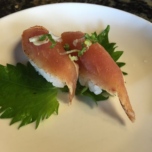 Foto tomada en Lucky Foo&#39;s Sushi Cocktails &amp; Kitchen  por Michael F. el 12/4/2015