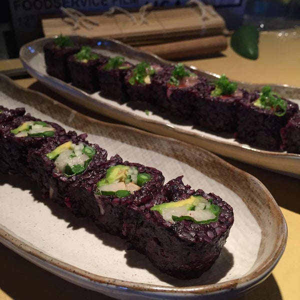 Foto tomada en Lucky Foo&#39;s Sushi Cocktails &amp; Kitchen  por Michael F. el 8/12/2015