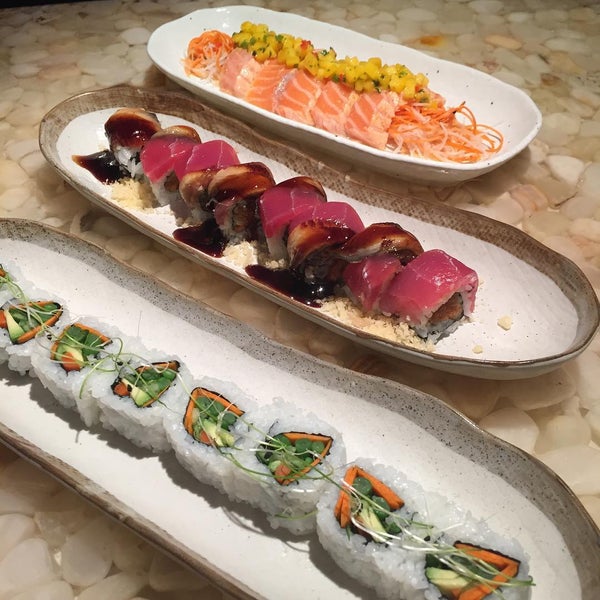 Foto tomada en Lucky Foo&#39;s Sushi Cocktails &amp; Kitchen  por Michael F. el 7/23/2015