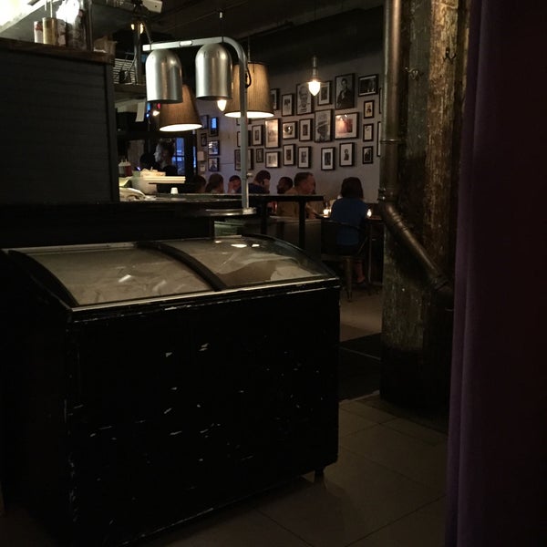 รูปภาพถ่ายที่ Charlies Bar &amp; Kitchen โดย Jesse P. เมื่อ 9/25/2015