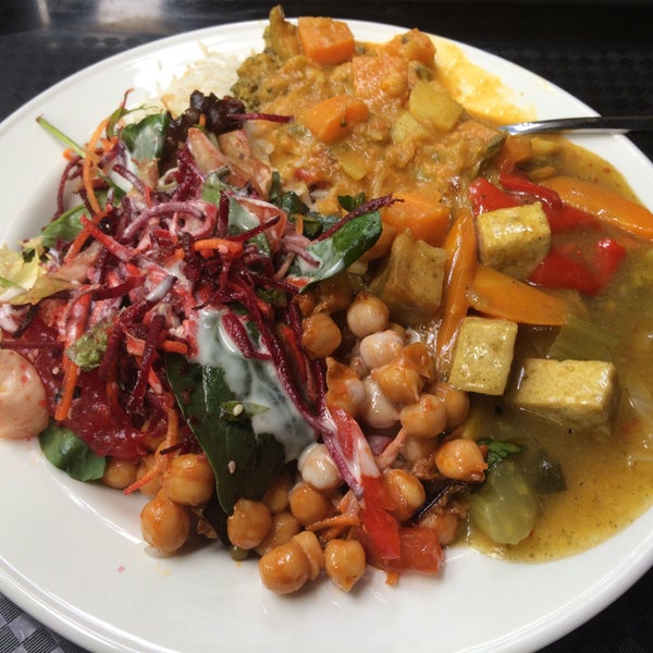 Foto diambil di Gopal&#39;s Pure Vegetarian Restaurant oleh Andrew D. pada 12/22/2015
