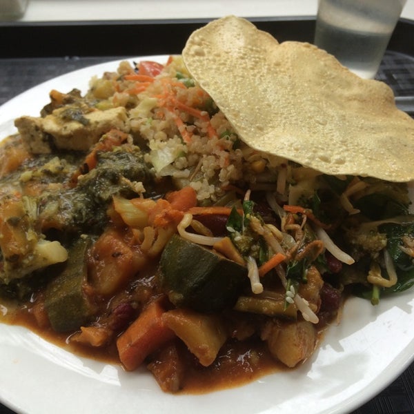 Foto tirada no(a) Gopal&#39;s Pure Vegetarian Restaurant por Andrew D. em 9/15/2014