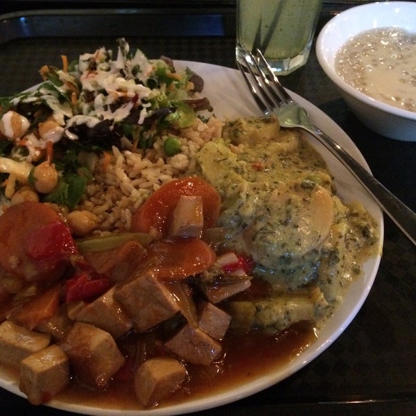 Foto tirada no(a) Gopal&#39;s Pure Vegetarian Restaurant por Andrew D. em 12/29/2015