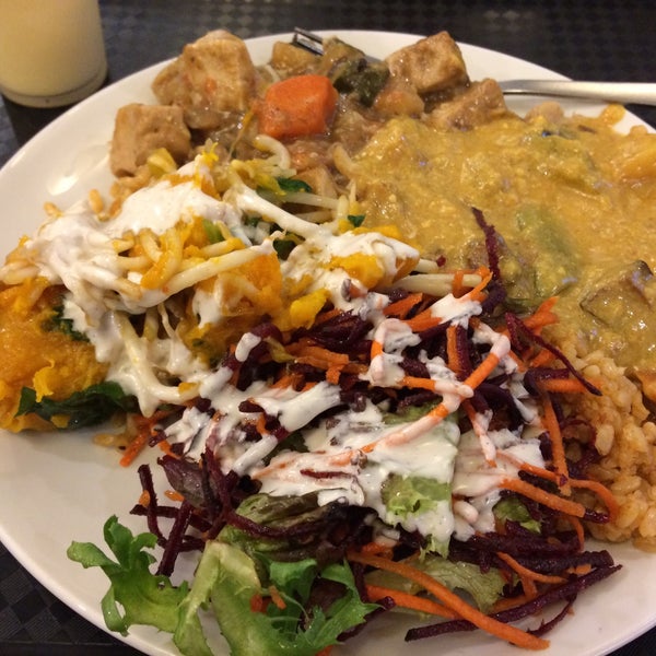 Foto diambil di Gopal&#39;s Pure Vegetarian Restaurant oleh Andrew D. pada 2/20/2015