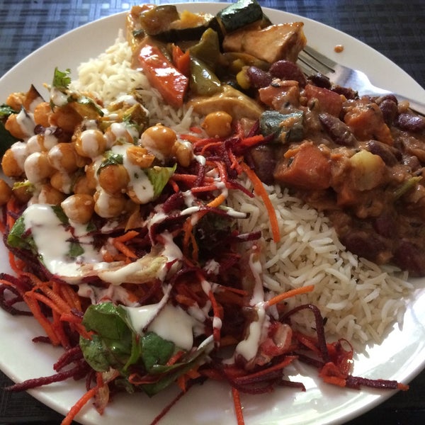 Foto diambil di Gopal&#39;s Pure Vegetarian Restaurant oleh Andrew D. pada 1/12/2015