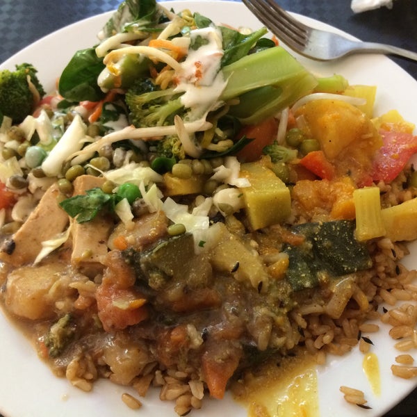 Photo prise au Gopal&#39;s Pure Vegetarian Restaurant par Andrew D. le3/13/2015