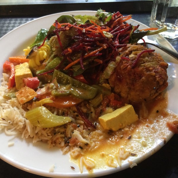 Foto diambil di Gopal&#39;s Pure Vegetarian Restaurant oleh Andrew D. pada 4/22/2016