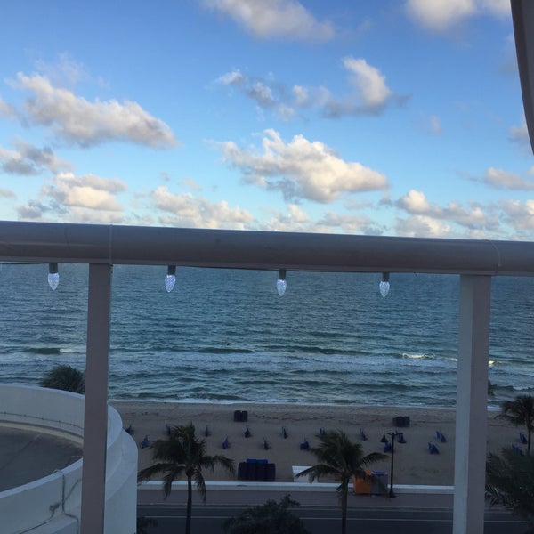 Foto diambil di Hilton Fort Lauderdale Beach Resort oleh Howard pada 12/5/2017