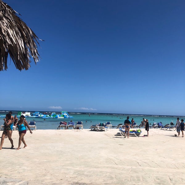 รูปภาพถ่ายที่ Pelicano Beach Club โดย Moses N. เมื่อ 8/19/2018