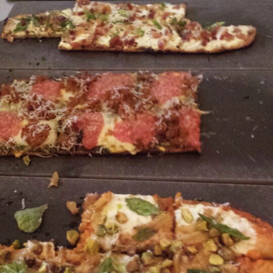 รูปภาพถ่ายที่ Pizza Vinoteca โดย Jeff D. เมื่อ 4/3/2014