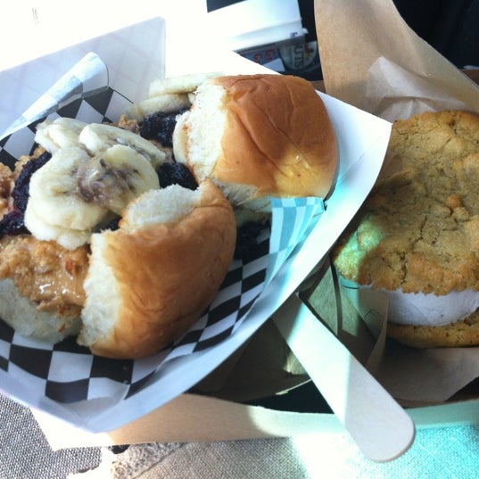 รูปภาพถ่ายที่ OC Fair Food Truck Fare โดย Angela S. เมื่อ 9/27/2012