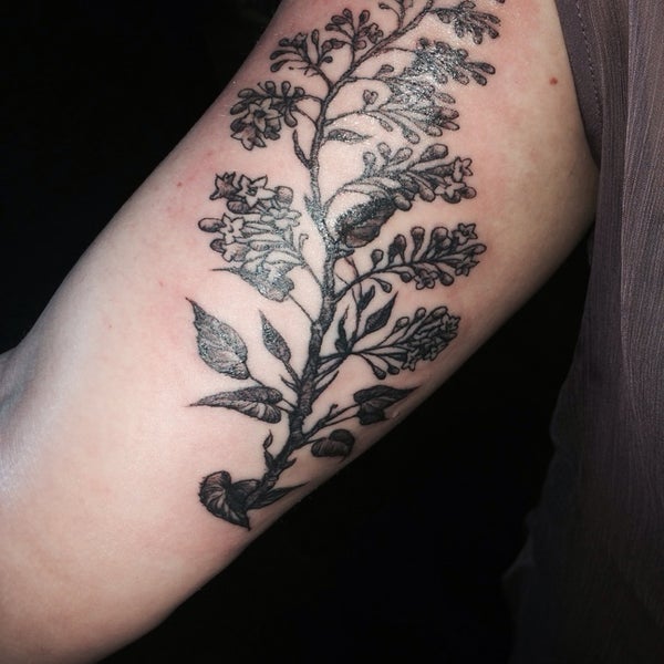4/26/2014にKatelyn L.がEight of Swords Tattooで撮った写真