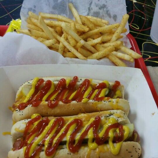 รูปภาพถ่ายที่ Mike&#39;s Chicago Hot Dogs โดย Chris เมื่อ 4/15/2015