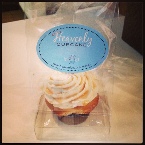 Photo taken at Heavenly Cupcake by Tiny R. on 3/24/2013